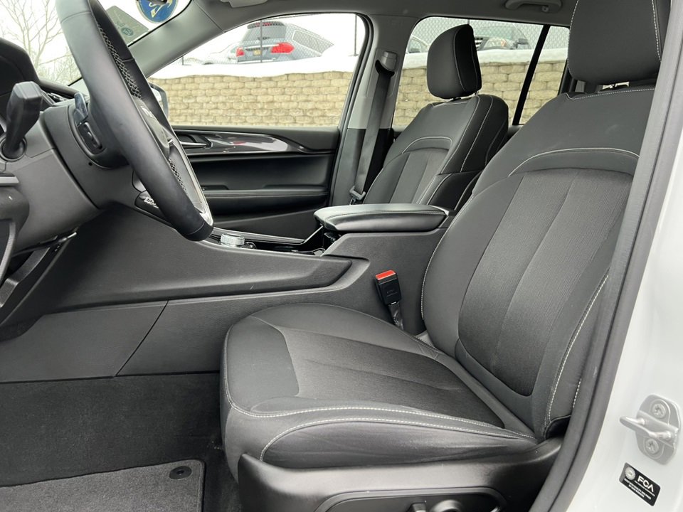 Used 2022 Jeep Grand Cherokee Laredo w/ Luxury Tech Group I image 3