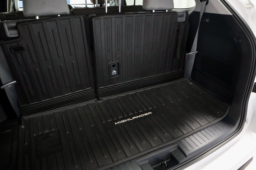 Used 2023 Toyota Highlander LE image 14