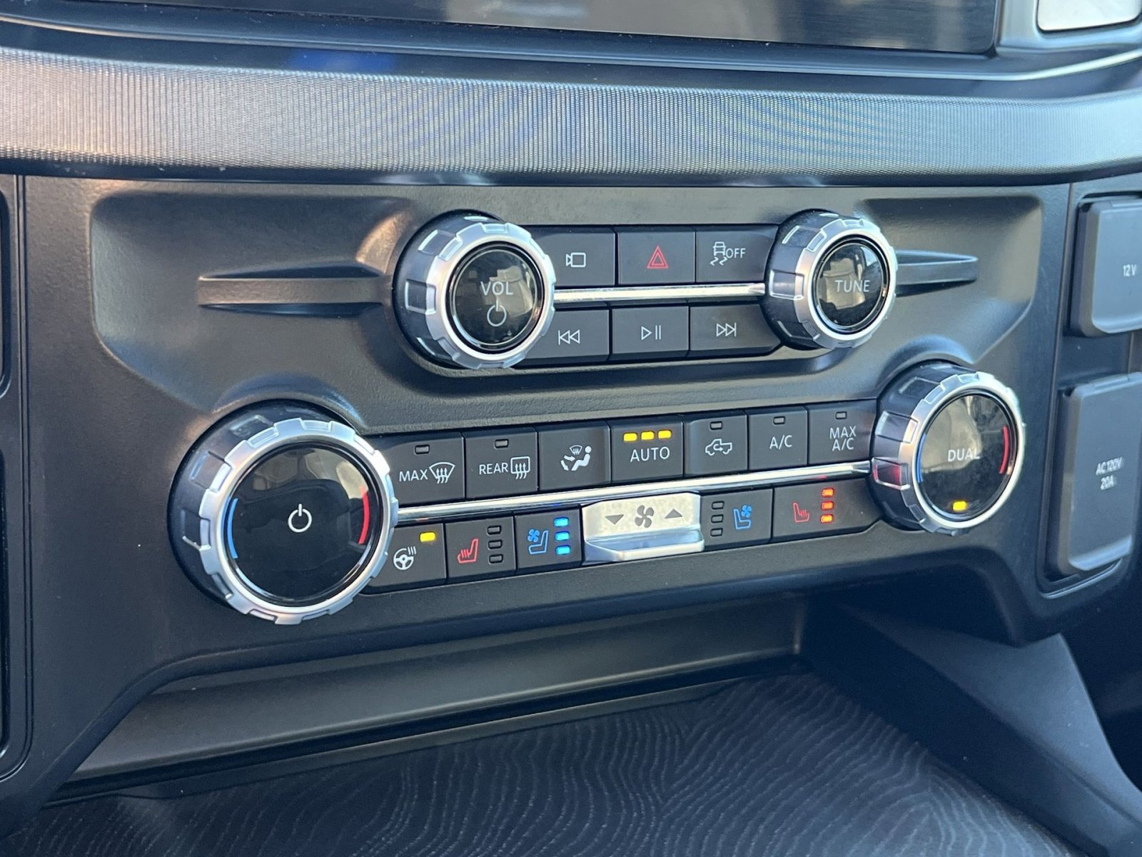 Certified 2025 Ford F350 Platinum w/ Tremor Off-Road Package image 21