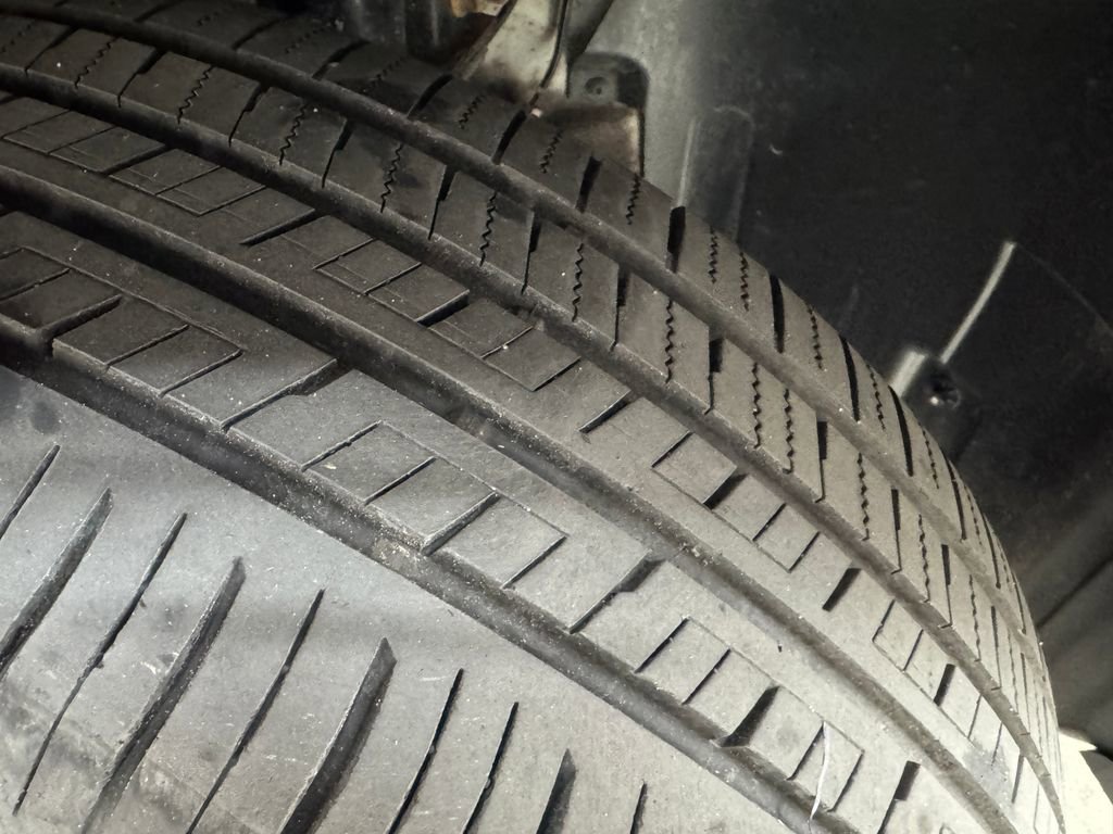 Used 2023 Volkswagen Taos SE w/ Panoramic Sunroof Package AWD/4WD image 29