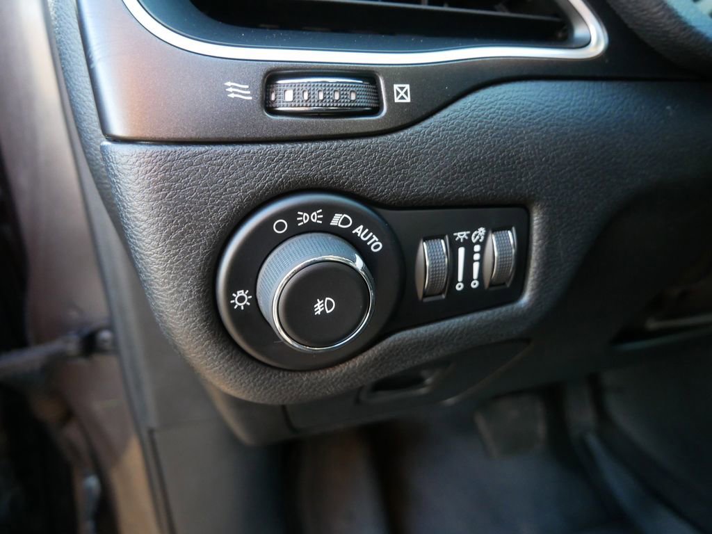 Used 2019 Jeep Cherokee Trailhawk image 14