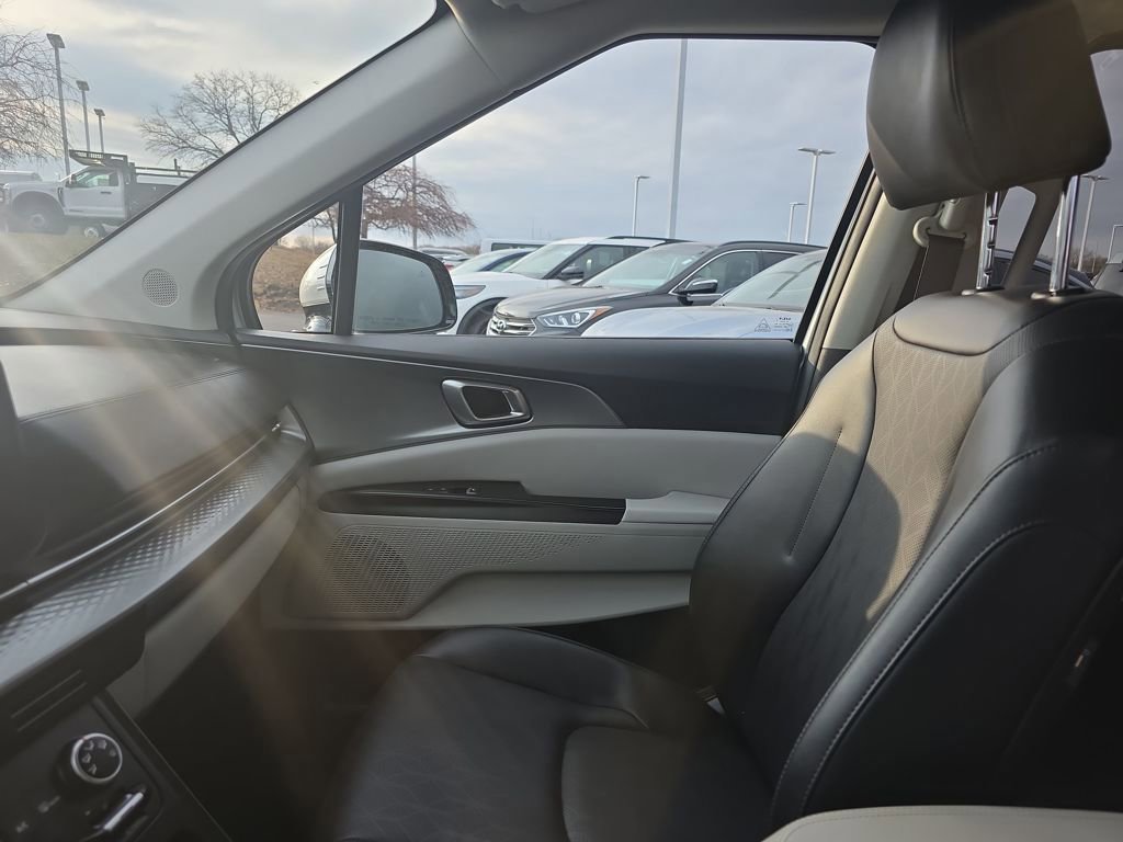 Used 2023 Kia Carnival LX FWD image 29