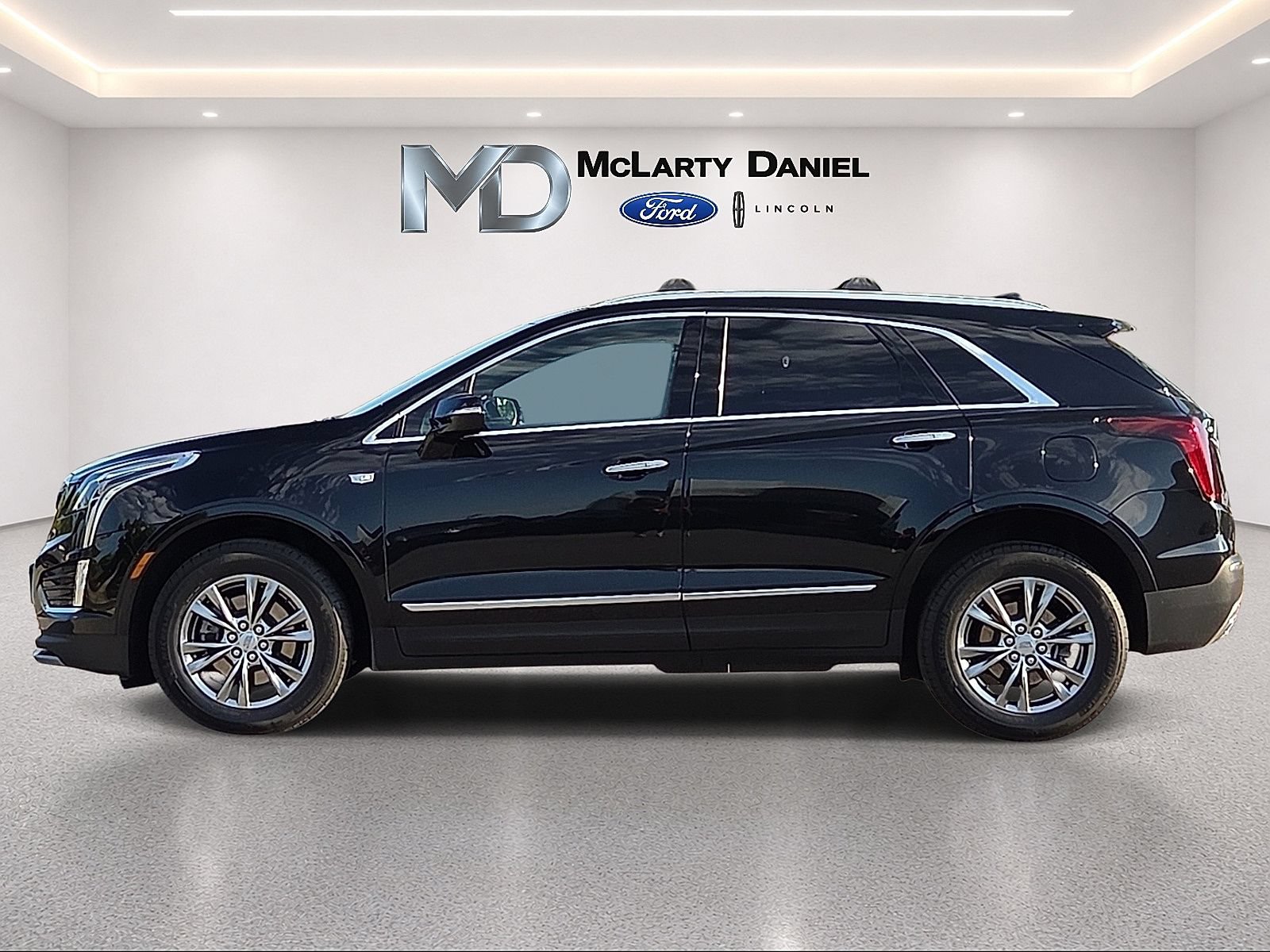 Used 2022 Cadillac XT5 Premium Luxury w/ LPO, Floor Liner Package FWD image 3