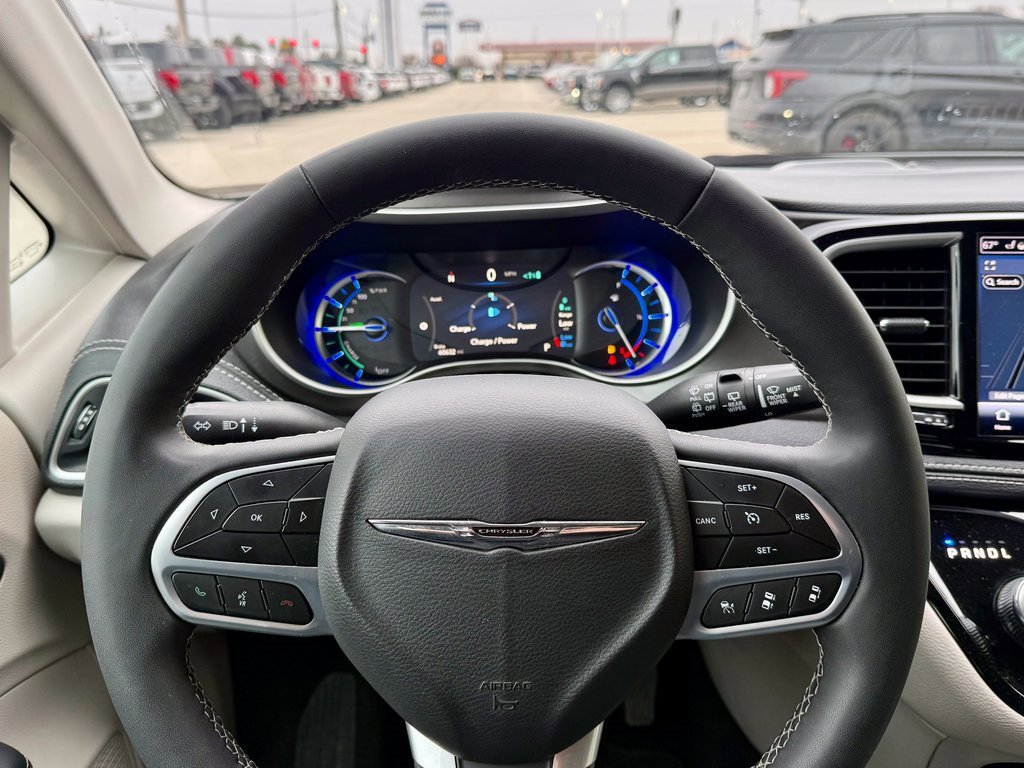 Used 2024 Chrysler Pacifica Select image 19