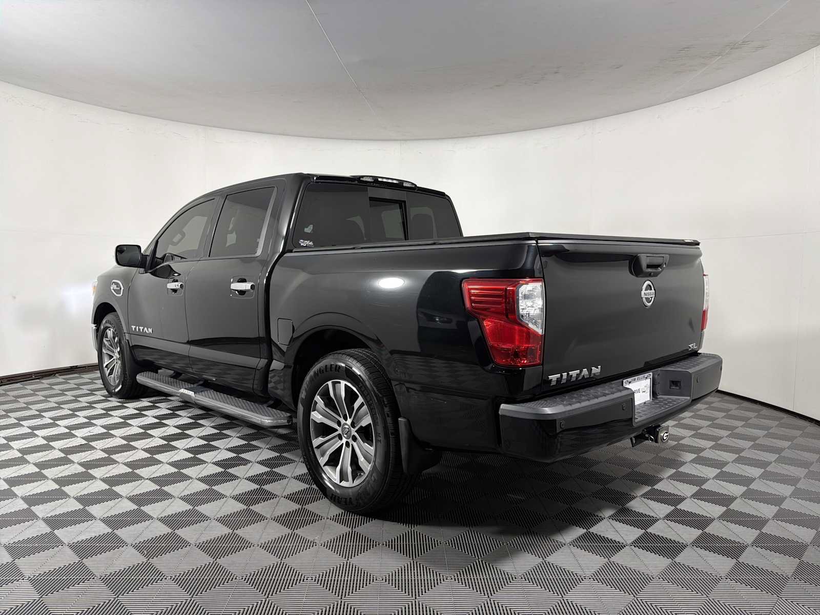 Used 2017 Nissan Titan SL RWD image 5