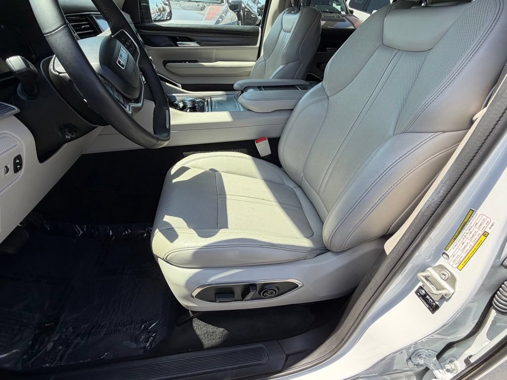 Used 2024 Jeep Wagoneer L Series II w/ Flexible Seating Group AWD/4WD image 27