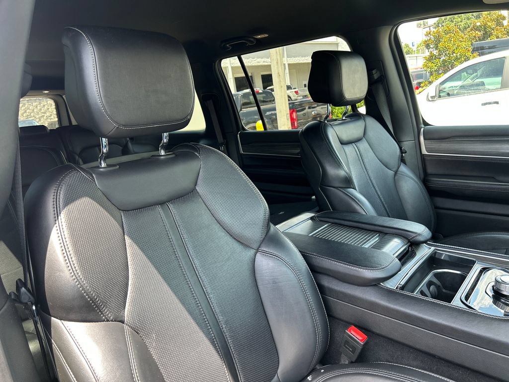 Used 2024 Jeep Wagoneer L Series II RWD image 15