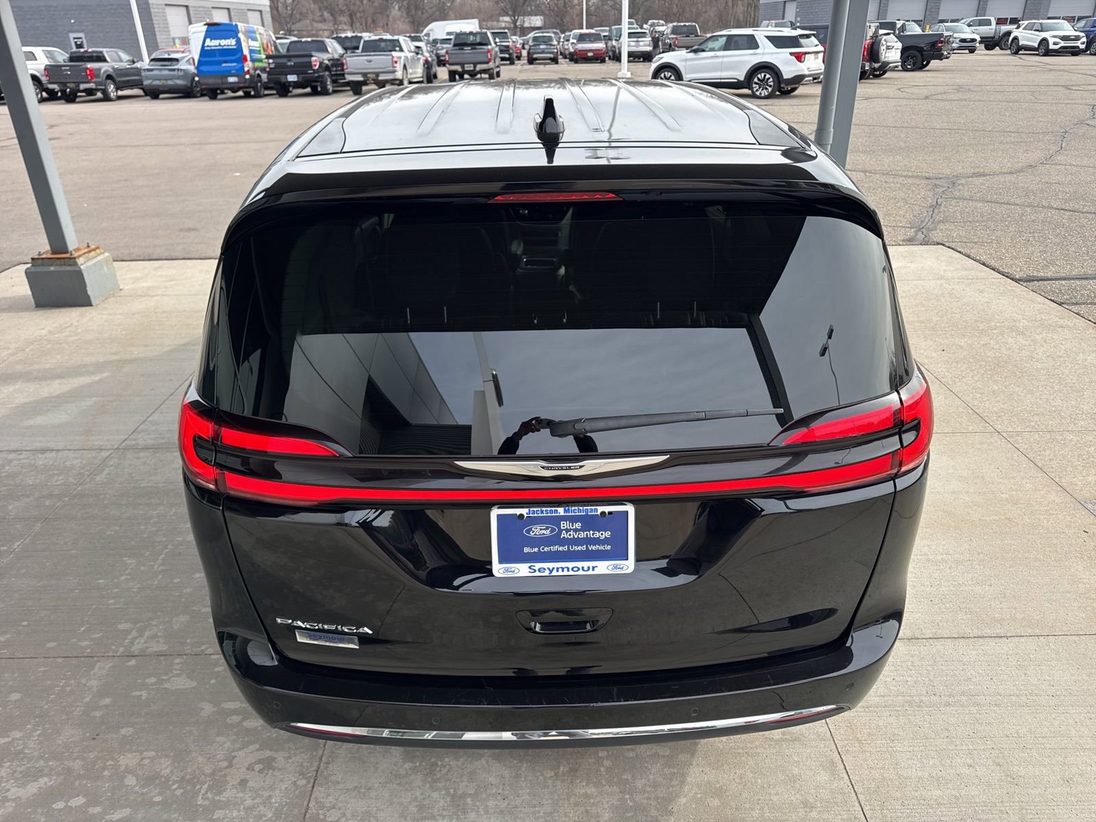 Used 2024 Chrysler Pacifica Touring-L image 4