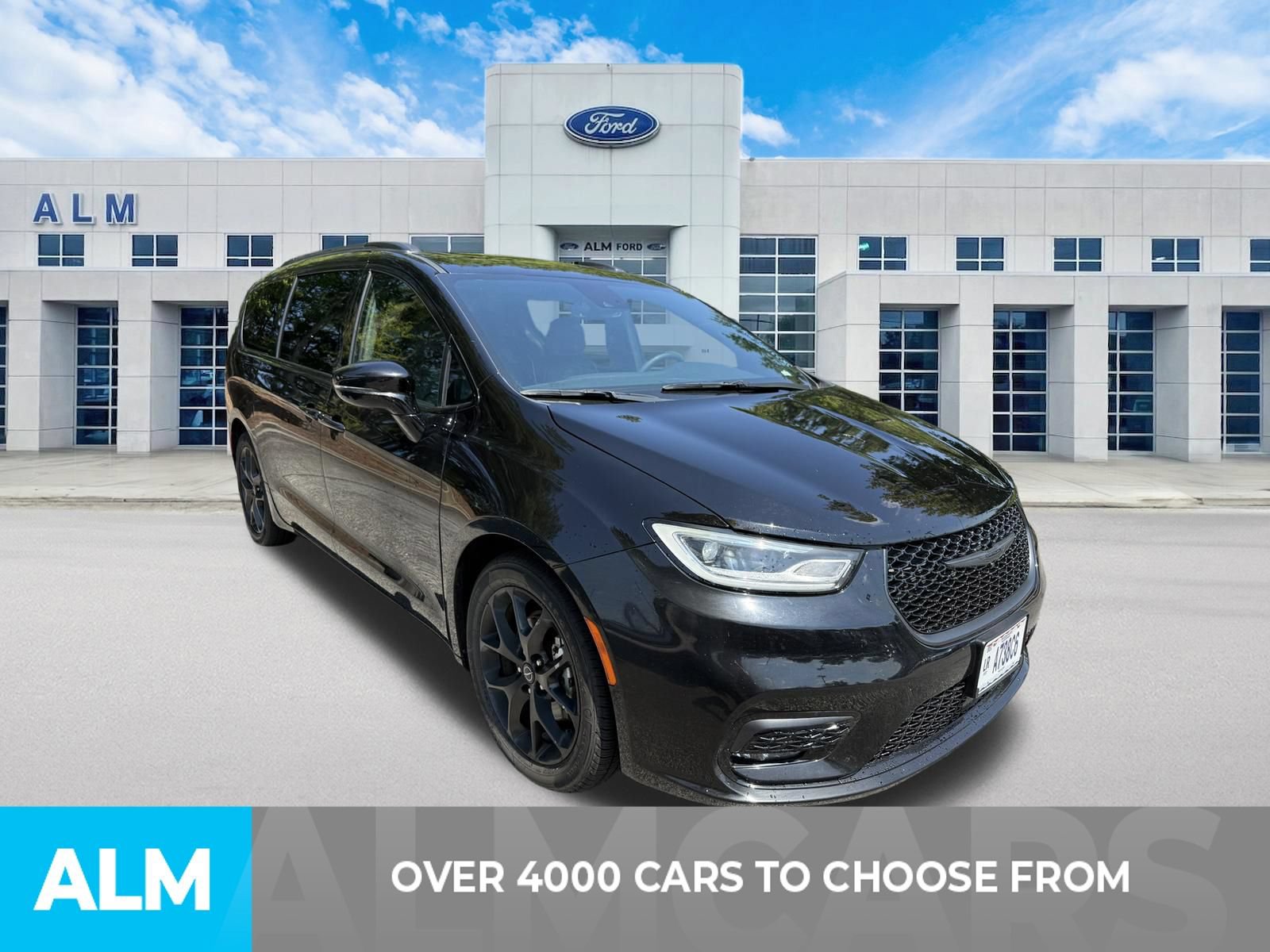 Used 2025 Chrysler Pacifica Limited FWD image 2