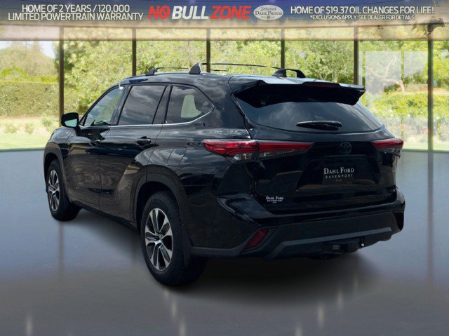 Used 2022 Toyota Highlander XLE AWD/4WD image 3