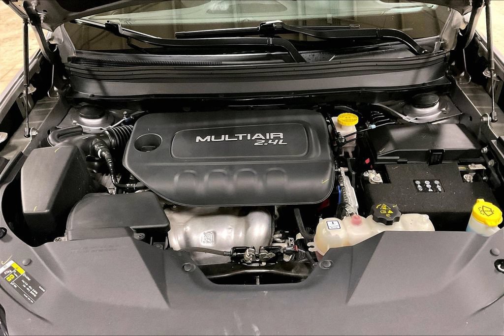 Used 2019 Jeep Cherokee Latitude Plus w/ Comfort/Convenience Group AWD/4WD image 10