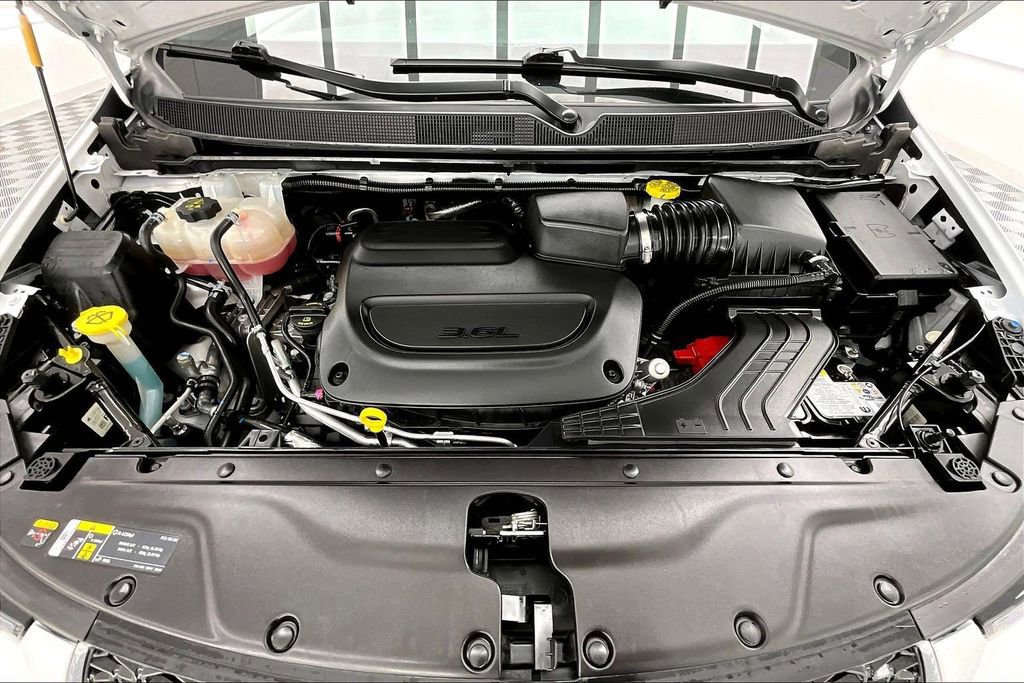 Used 2025 Chrysler Pacifica Select image 12