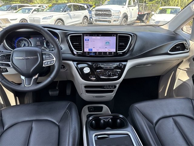 Used 2024 Chrysler Pacifica Touring-L image 17