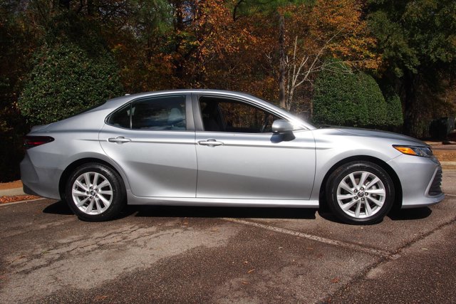 Used 2024 Toyota Camry LE image 6