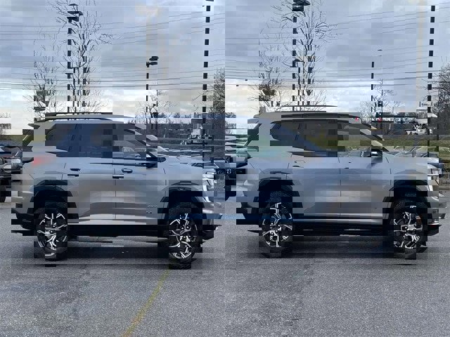 Used 2024 GMC Acadia AT4 w/ Luxury Package image 5