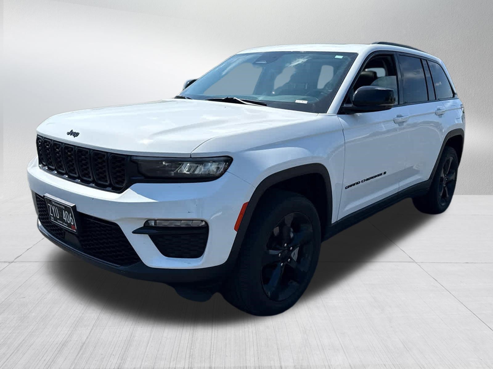 Used 2024 Jeep Grand Cherokee Limited w/ Black Appearance Package AWD/4WD image 4