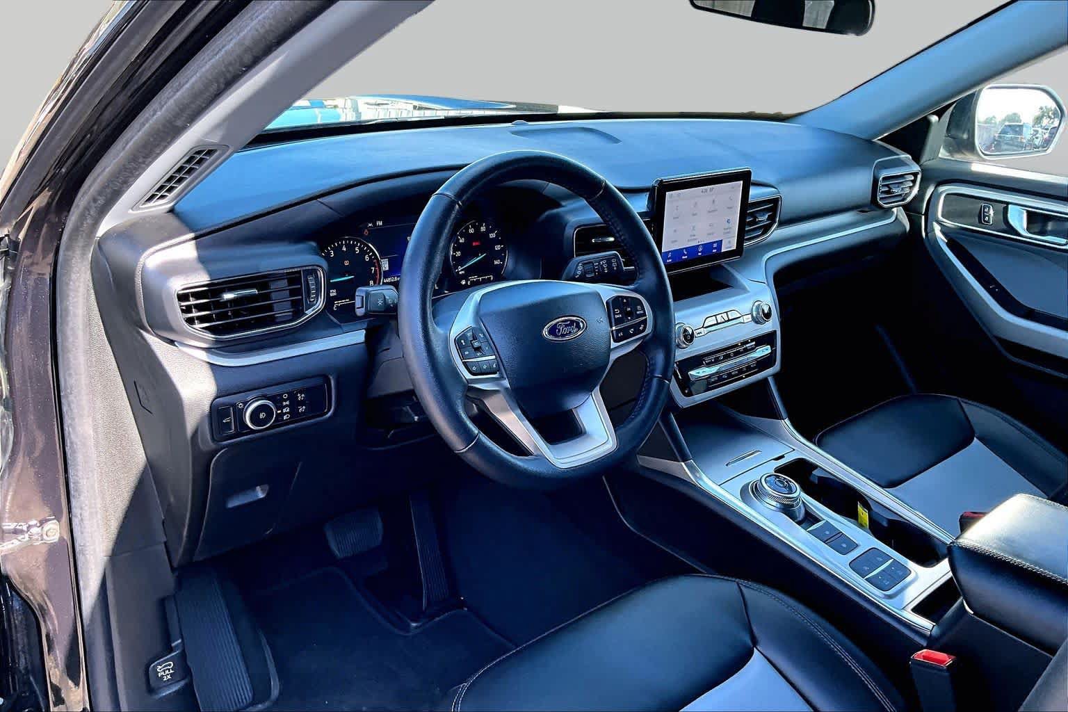 Certified 2024 Ford Explorer XLT RWD image 18