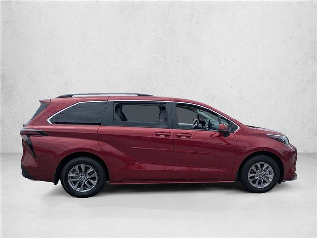 Used 2025 Toyota Sienna LE w/ LE Plus Package AWD/4WD image 4