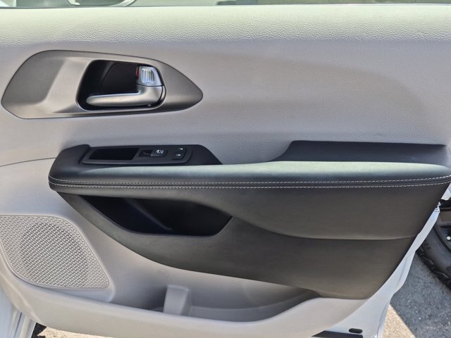 Used 2023 Chrysler Pacifica Touring-L AWD/4WD image 34