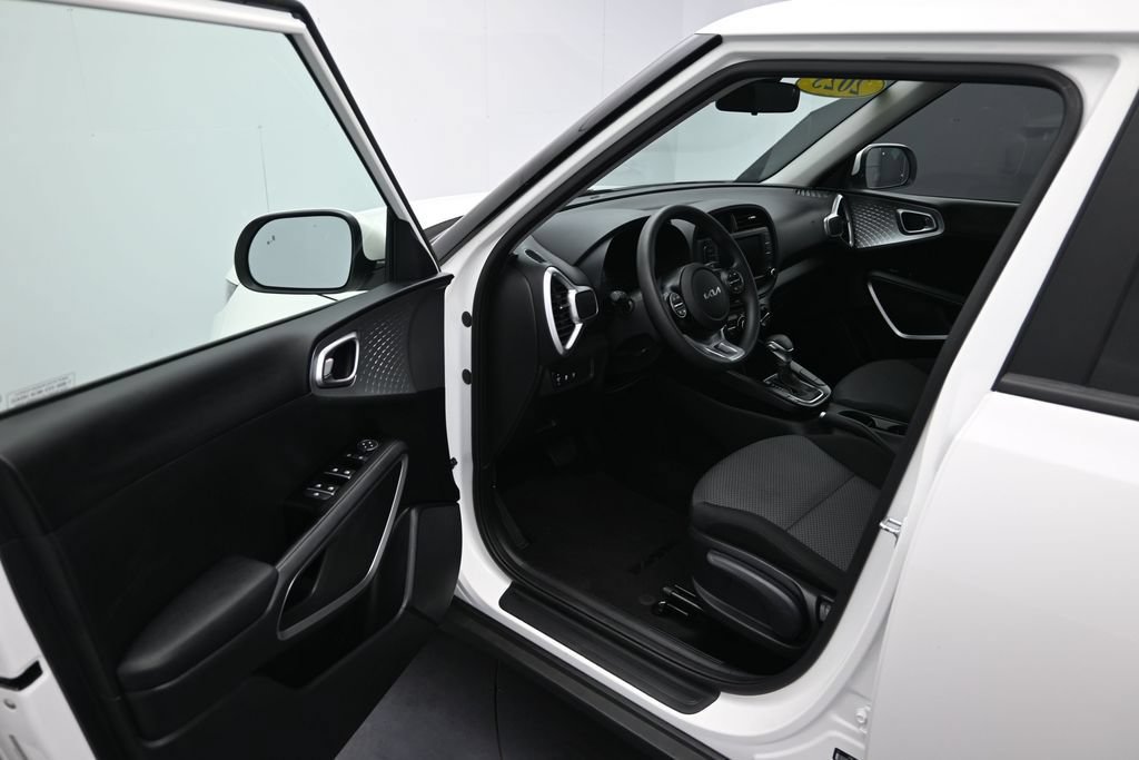 Used 2025 Kia Soul LX w/ LX Technology Package FWD image 12