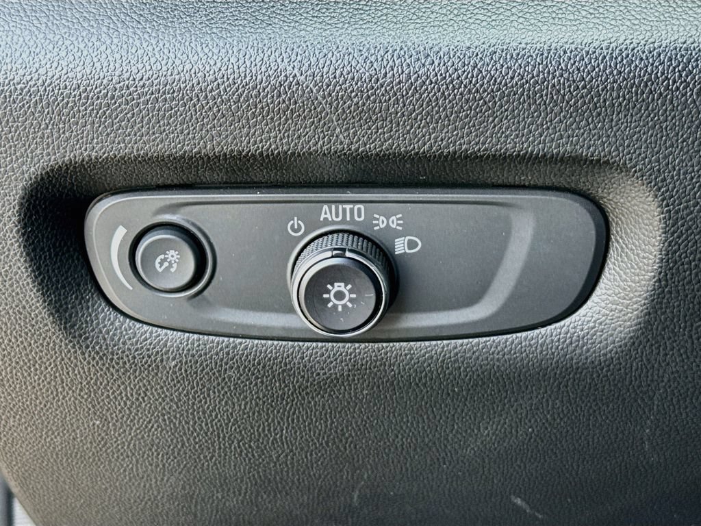 Used 2022 Chevrolet Traverse LS FWD image 10