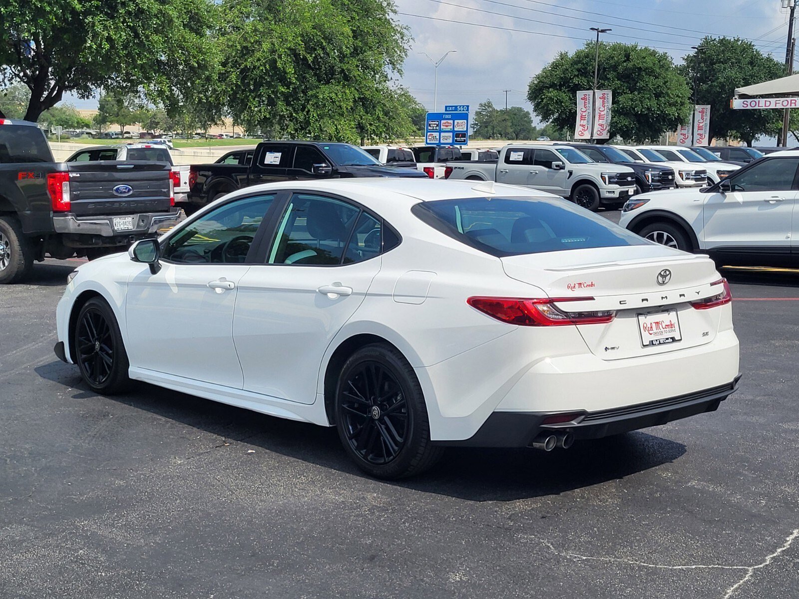 Used 2025 Toyota Camry SE FWD image 6
