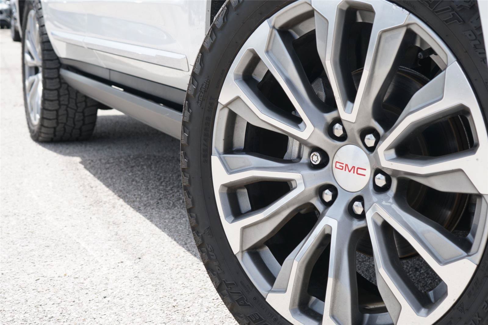 Used 2021 GMC Yukon Denali w/ Denali Ultimate Package AWD/4WD image 2