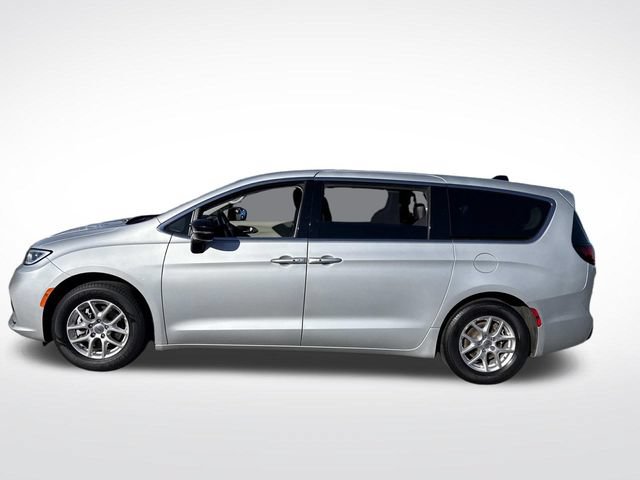 Used 2024 Chrysler Pacifica Touring-L FWD image 2