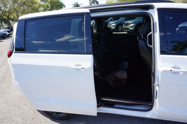 Used 2023 Chrysler Pacifica Touring-L w/ S Appearance Package image 23