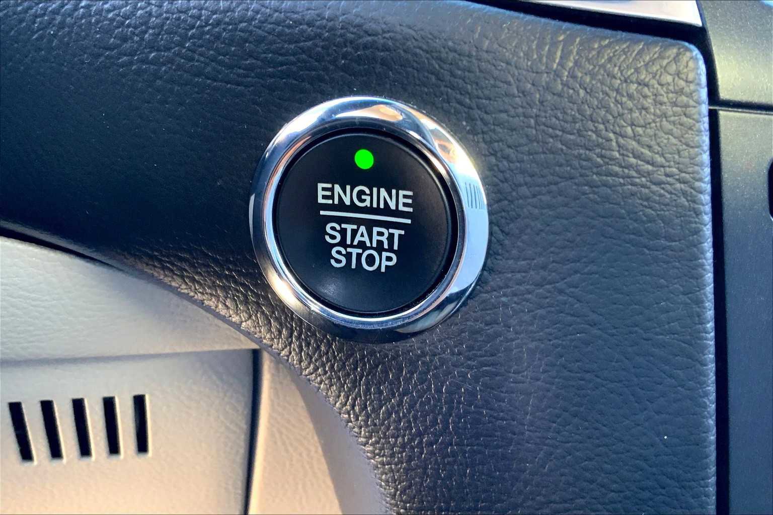 Certified 2019 Ford Edge Titanium w/ Equipment Group 301A FWD image 32