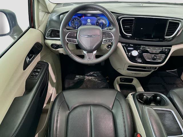 Used 2023 Chrysler Pacifica Touring-L FWD image 10