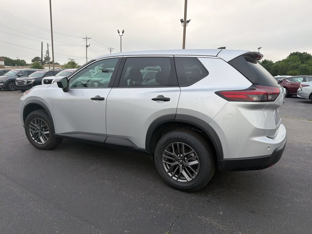 Used 2024 Nissan Rogue S FWD image 11