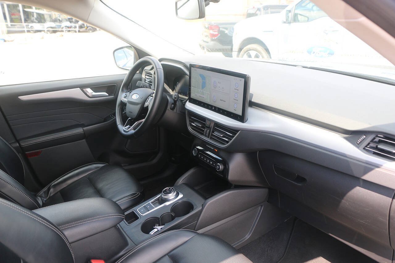 Certified 2024 Ford Escape Platinum AWD/4WD image 30
