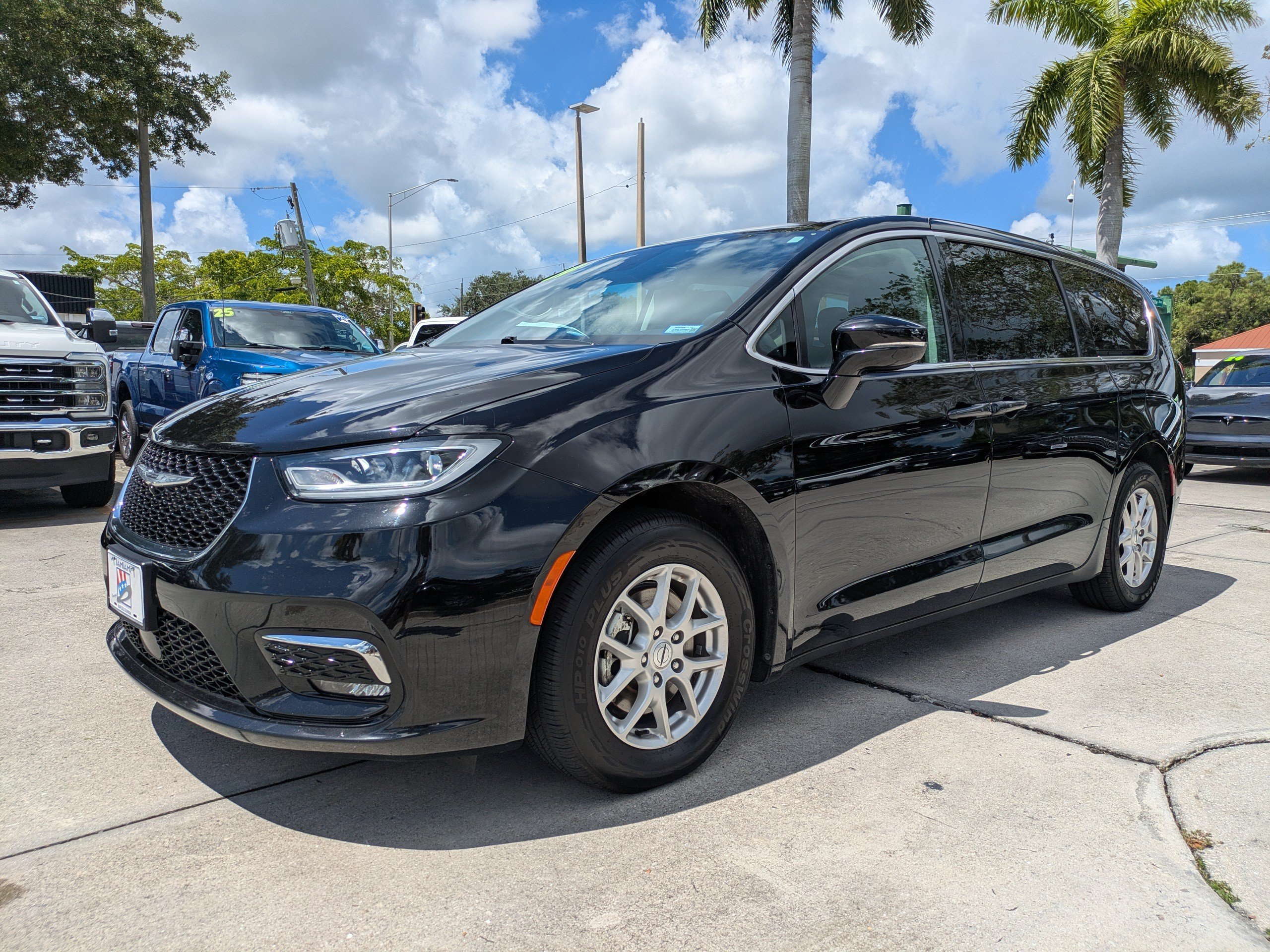 Used 2024 Chrysler Pacifica Touring-L FWD image 7