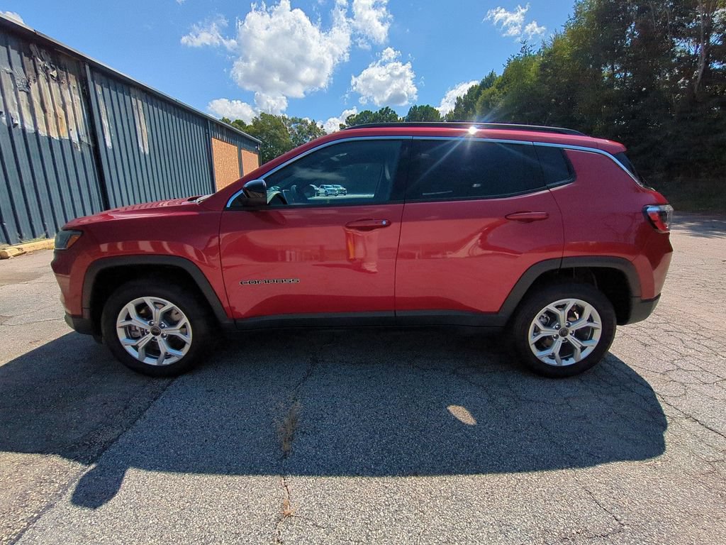 Used 2025 Jeep Compass Latitude AWD/4WD image 10