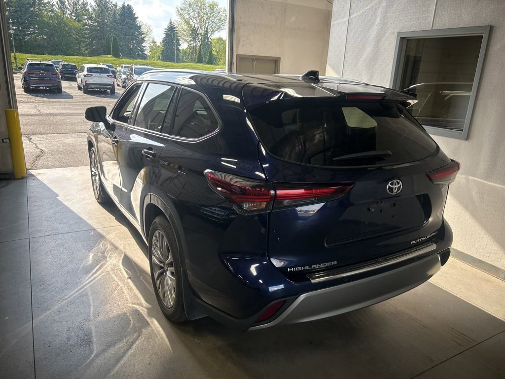 Used 2024 Toyota Highlander Platinum AWD/4WD image 6