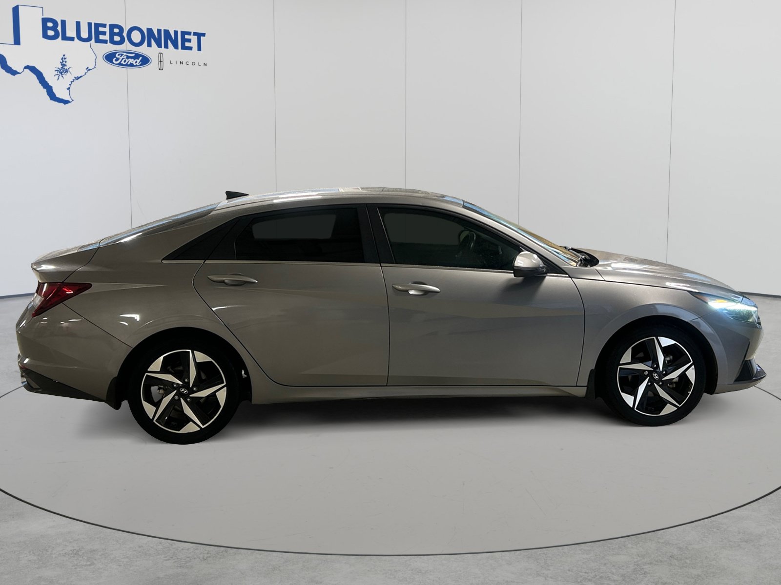 Used 2022 Hyundai Elantra SEL w/ Convenience + Premium Package FWD image 4