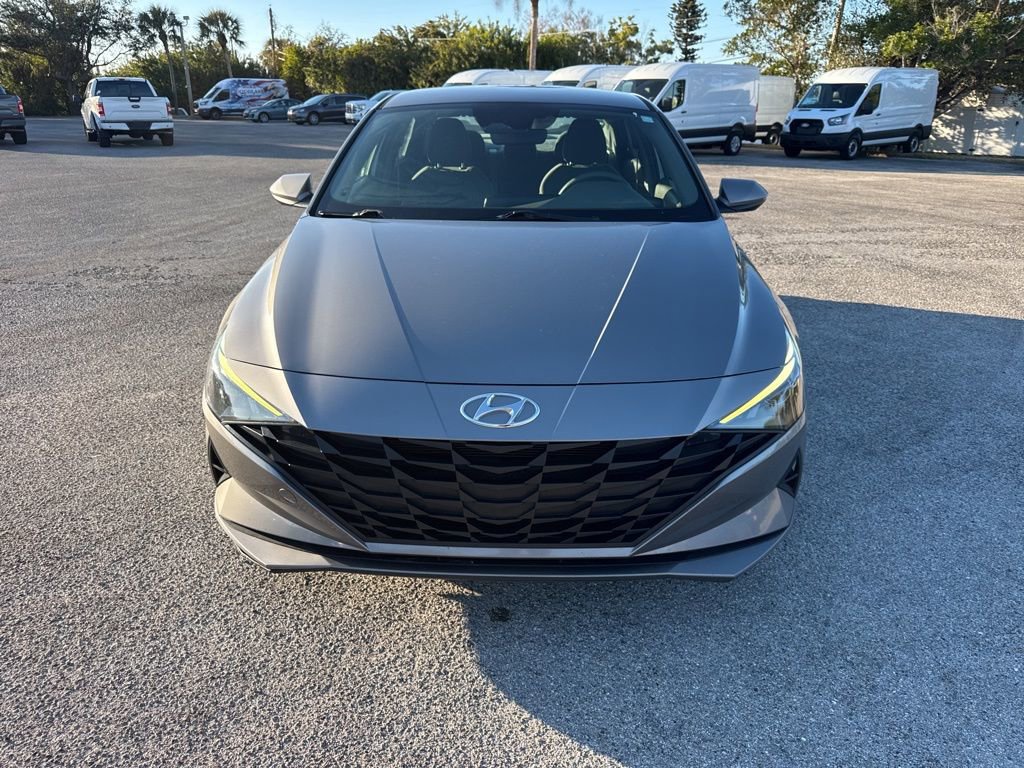 Used 2021 Hyundai Elantra SE image 2