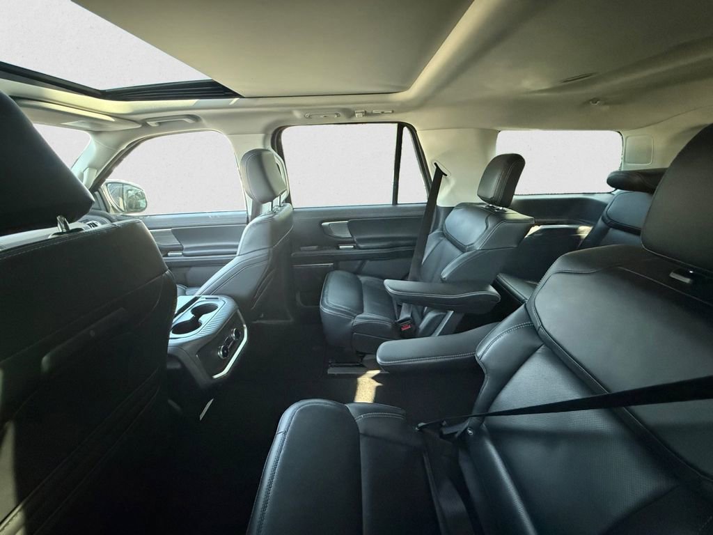 Certified 2025 Ford Expedition Platinum AWD/4WD image 8