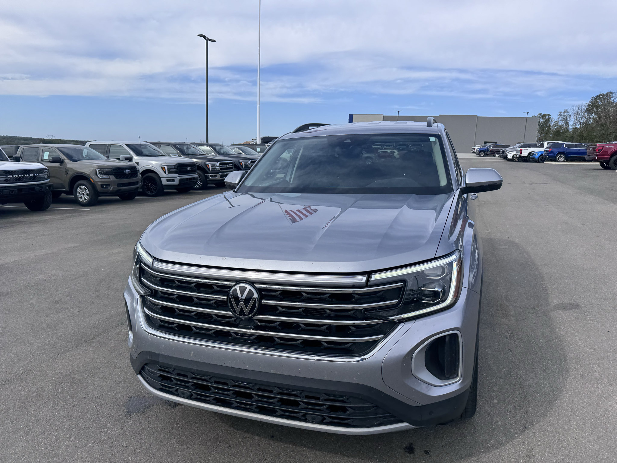 Used 2024 Volkswagen Atlas SE AWD/4WD image 2