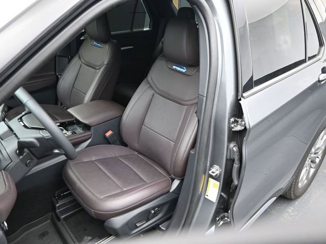 Certified 2025 Ford Explorer Platinum image 6