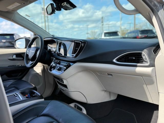 Used 2023 Chrysler Pacifica Touring-L FWD image 17