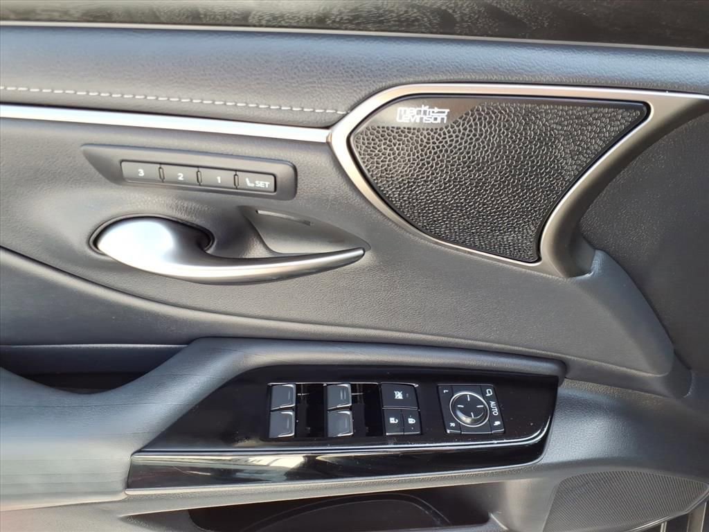 Used 2022 Lexus ES 300h Ultra Luxury w/ Accessory Package 2 image 17