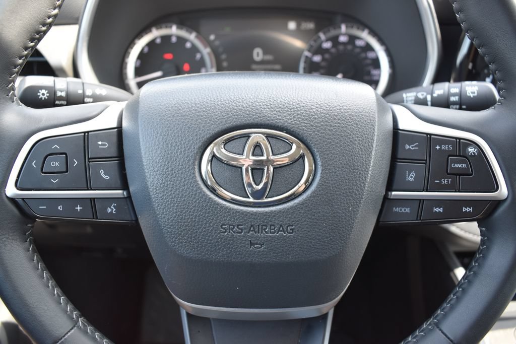 Used 2025 Toyota Highlander XLE AWD/4WD image 12