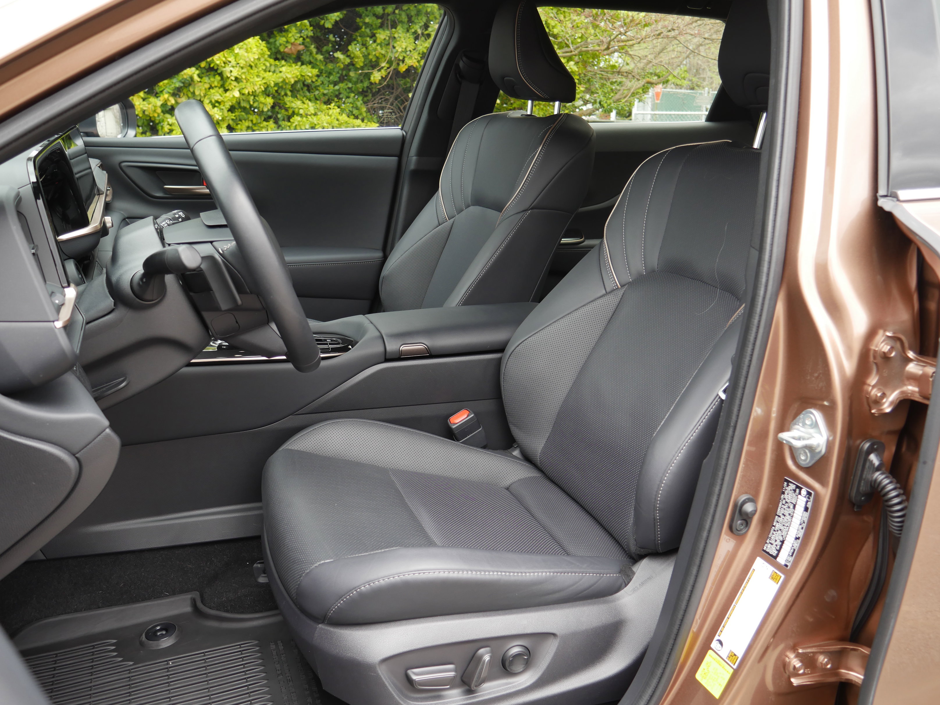 Used 2025 Toyota Crown Signia w/ Advanced Technology Package image 40