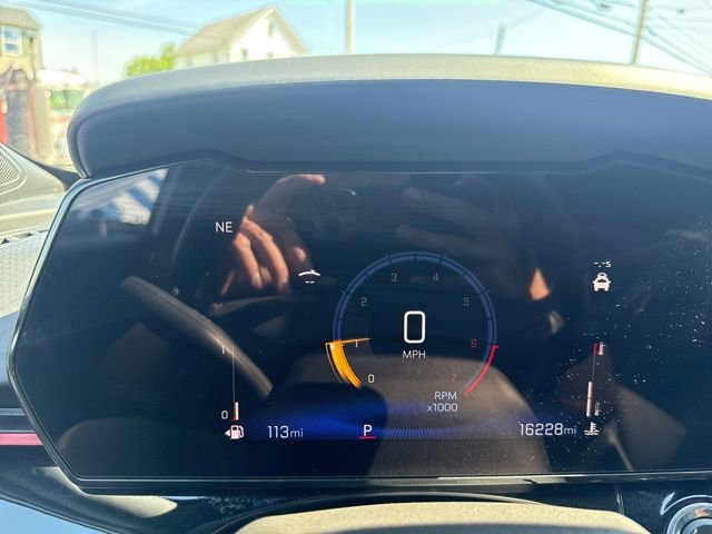Used 2025 Chevrolet Trax RS w/ Sunroof Package FWD image 20