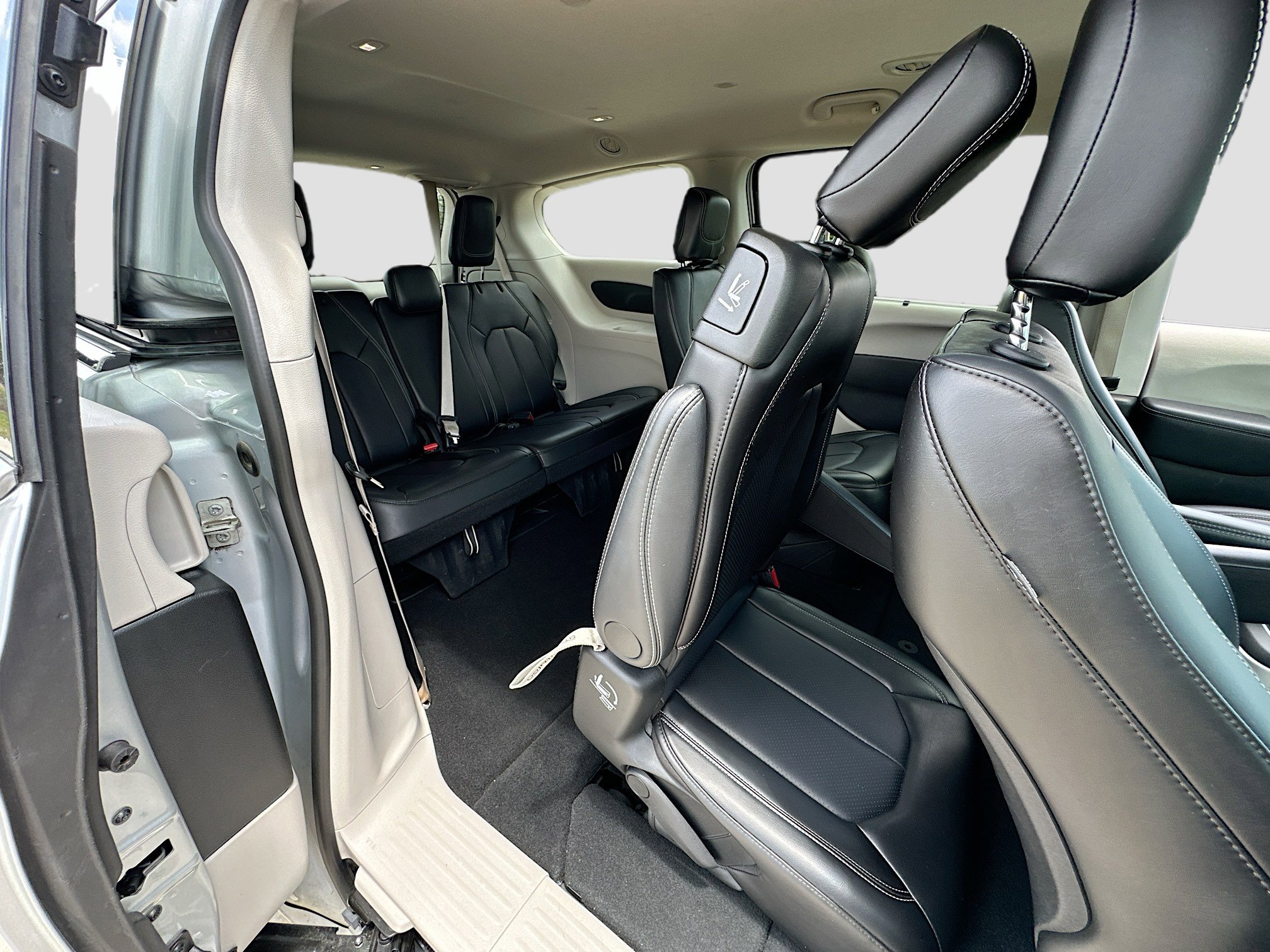 Used 2024 Chrysler Pacifica Touring-L FWD image 24