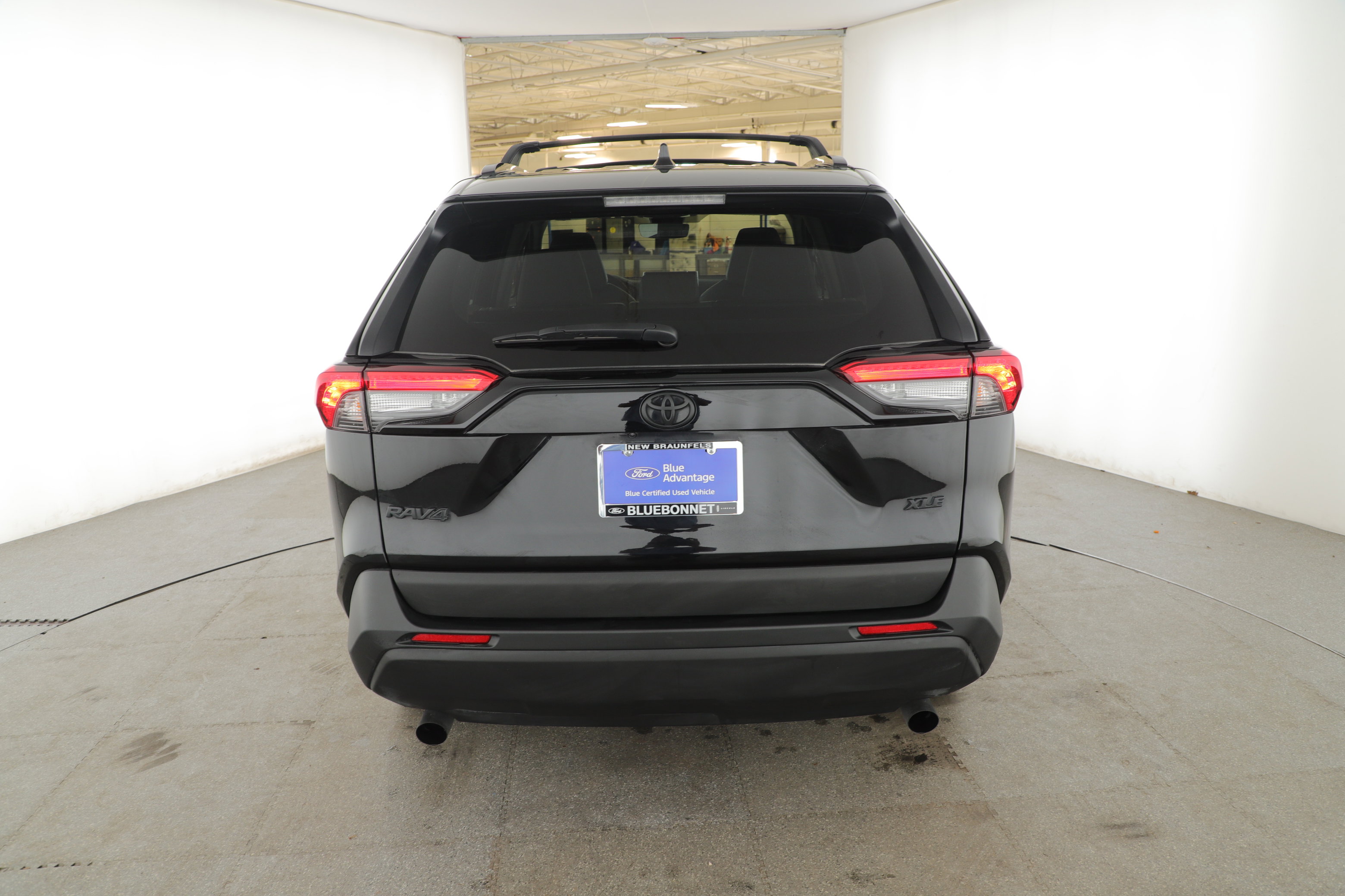 Used 2025 Toyota RAV4 XLE Premium FWD image 4