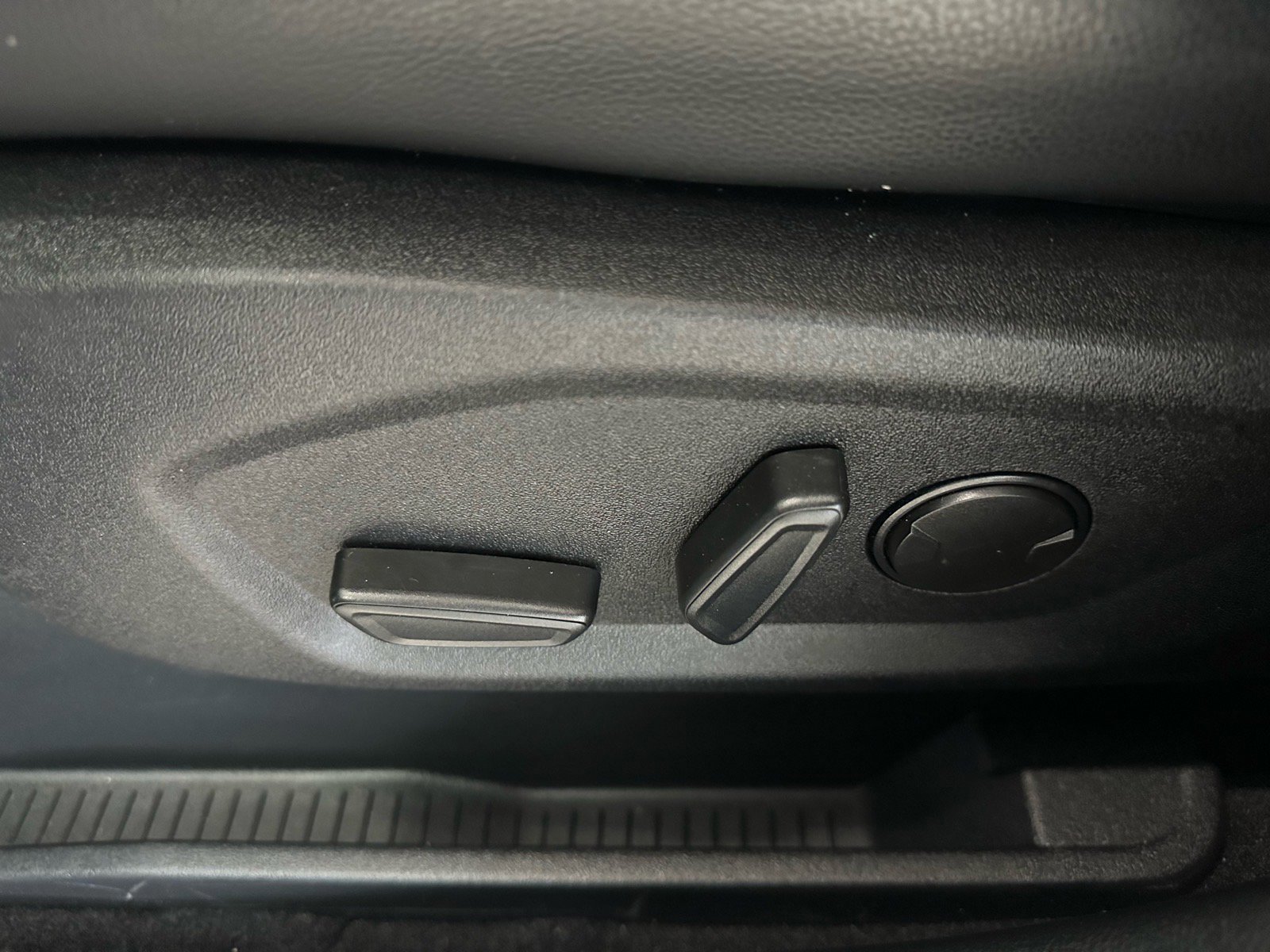 Certified 2024 Ford Edge ST-Line w/ Class II Trailer Tow Package image 28