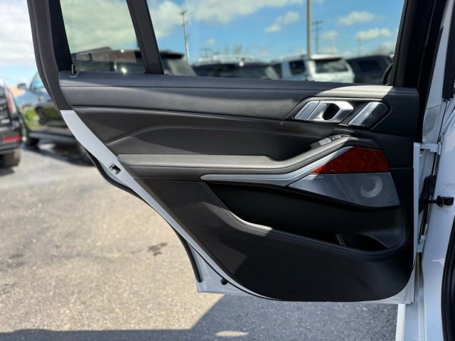 Used 2024 BMW ALPINA XB7 image 31